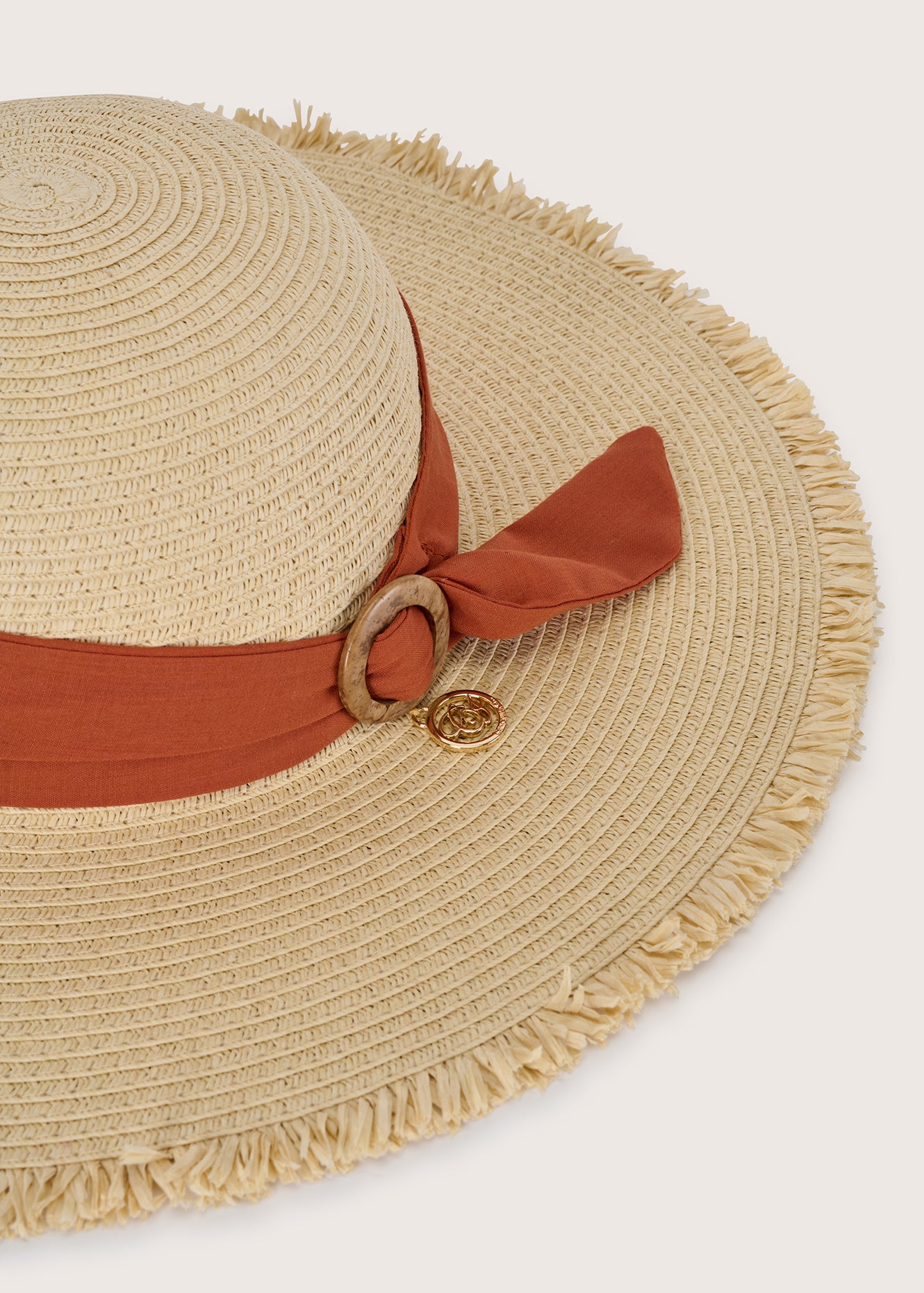 Cappello in paglia con nastro