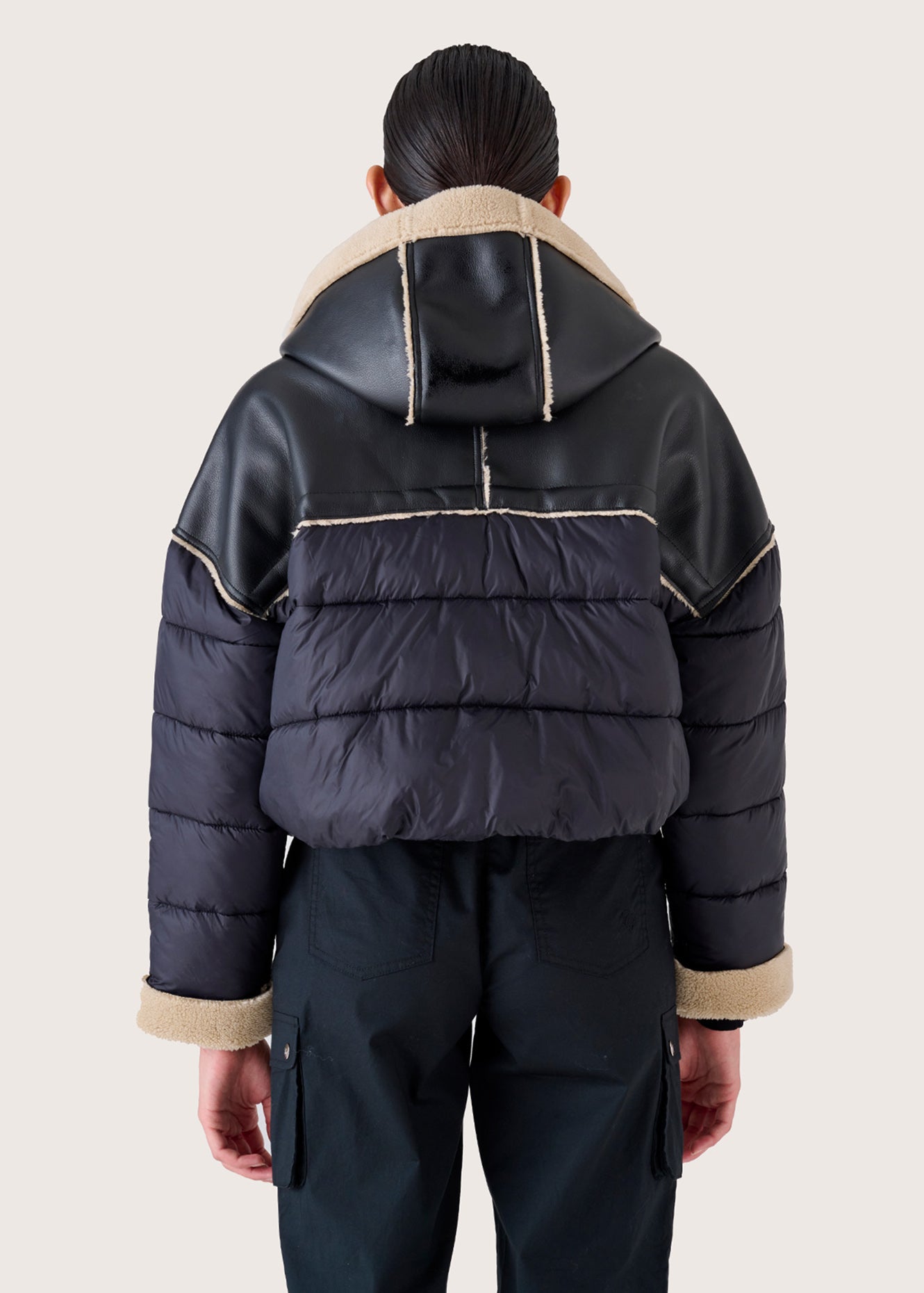 Piumino corto con cappuccio