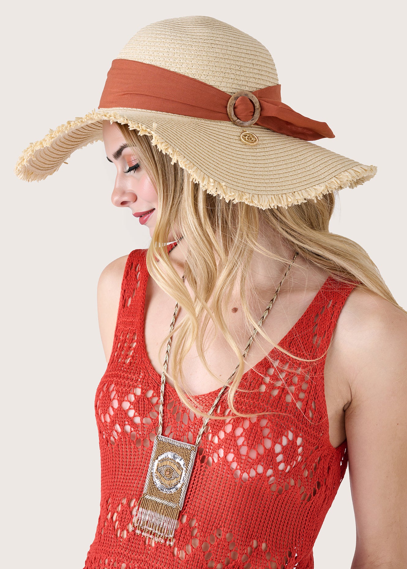 Cappello in paglia con nastro