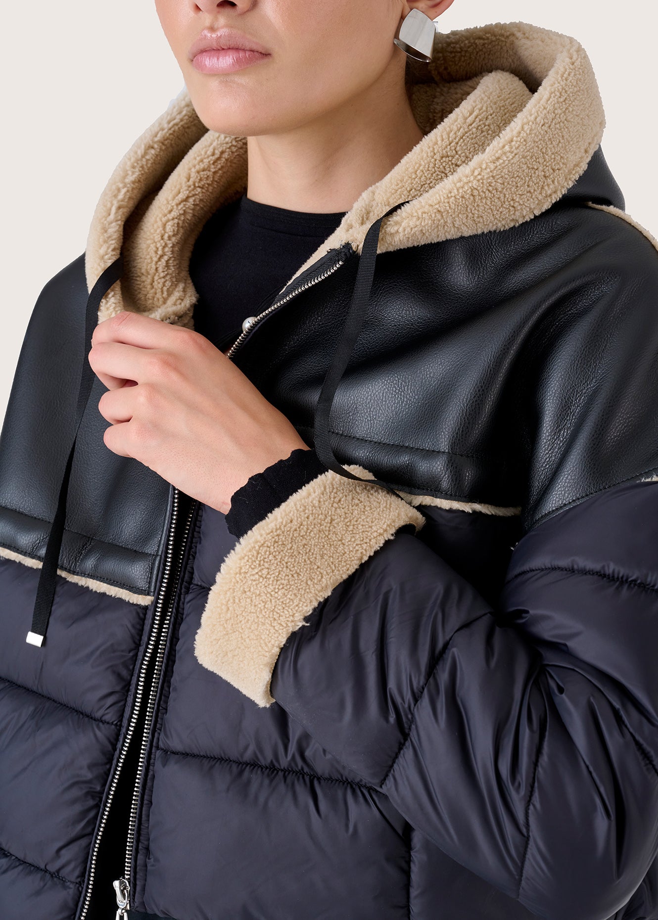 Piumino corto con cappuccio