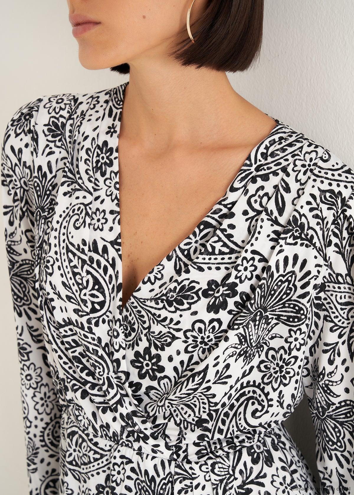 T-shirt Sary incrociata stampata